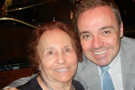 Gugu e a mãe, Maria do Céu posam juntos e sorridentes - Metrópoles