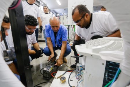 imagem colorida de cursos técnicos com alta empregabilidade do senai