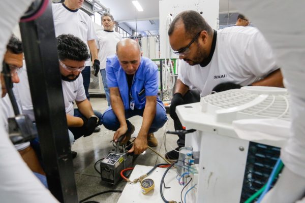 imagem colorida de cursos técnicos com alta empregabilidade do senai