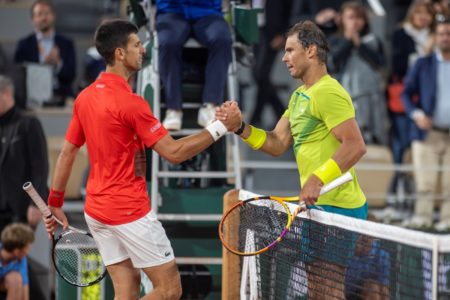 Foto colorida de Novak Djokovic e Rafael Nadal durante disputa do torneio de Roland Garros, em 2022 - Metrópoles