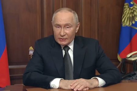 Imagem colorida de Putin em pronunciamento