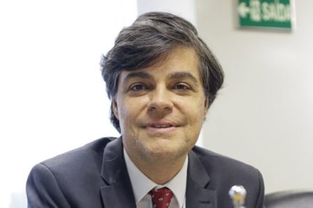 Leonardo Sica é um homem de cabelo preto, pele branca, e olhos pretos e terno