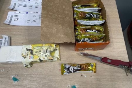 cocaína escondida dentro de embalagem de chocaolate