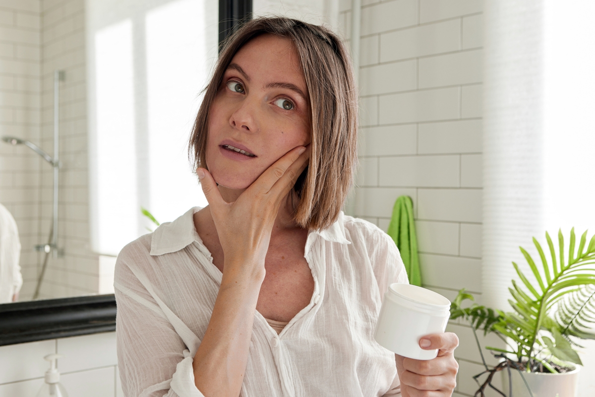 Mulher branca realizando skincare - Metrópoles