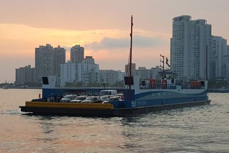 Fotografia colorida mostra balsa durante a travessia entre as cidades de Santos e do Guarujá, na Baixada Santista, no litoral de São Paulo