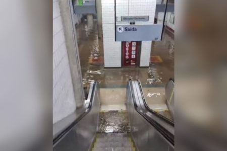 Imagem colorida de uma estação do Metrô submersa - Metrópoles