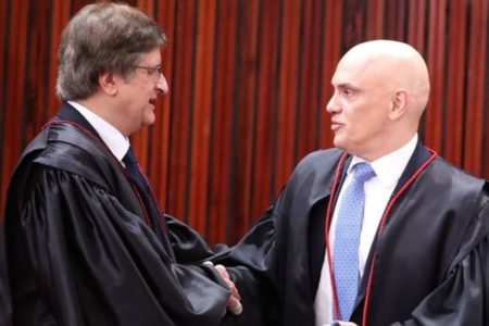 Foto colorida de Paulo Gonet e Alexandre de Moraes se cumprimentando - Metrópoles