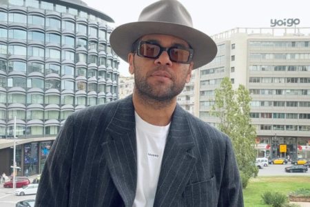 Daniel Alves posa de óculos escuros e chapéu para as redes sociais - Metrópoles