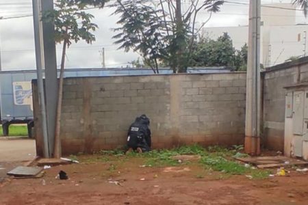 Policial militar com traje antibombas