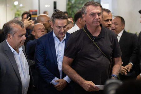 Ex-presidente Jair Bolsonaro, acompanhado de autoridades, concede coletiva de imprensa no aeroporto de Brasília Metropoles