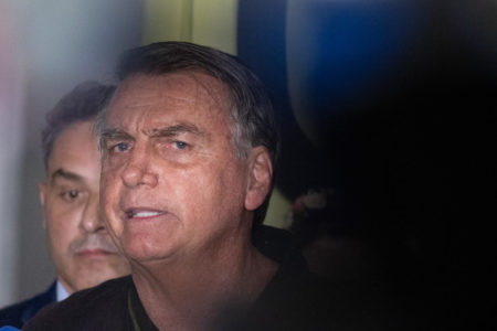 Ex-presidente Jair Bolsonaro, acompanhado de autoridades, concede coletiva de imprensa no aeroporto de Brasília Metropoles