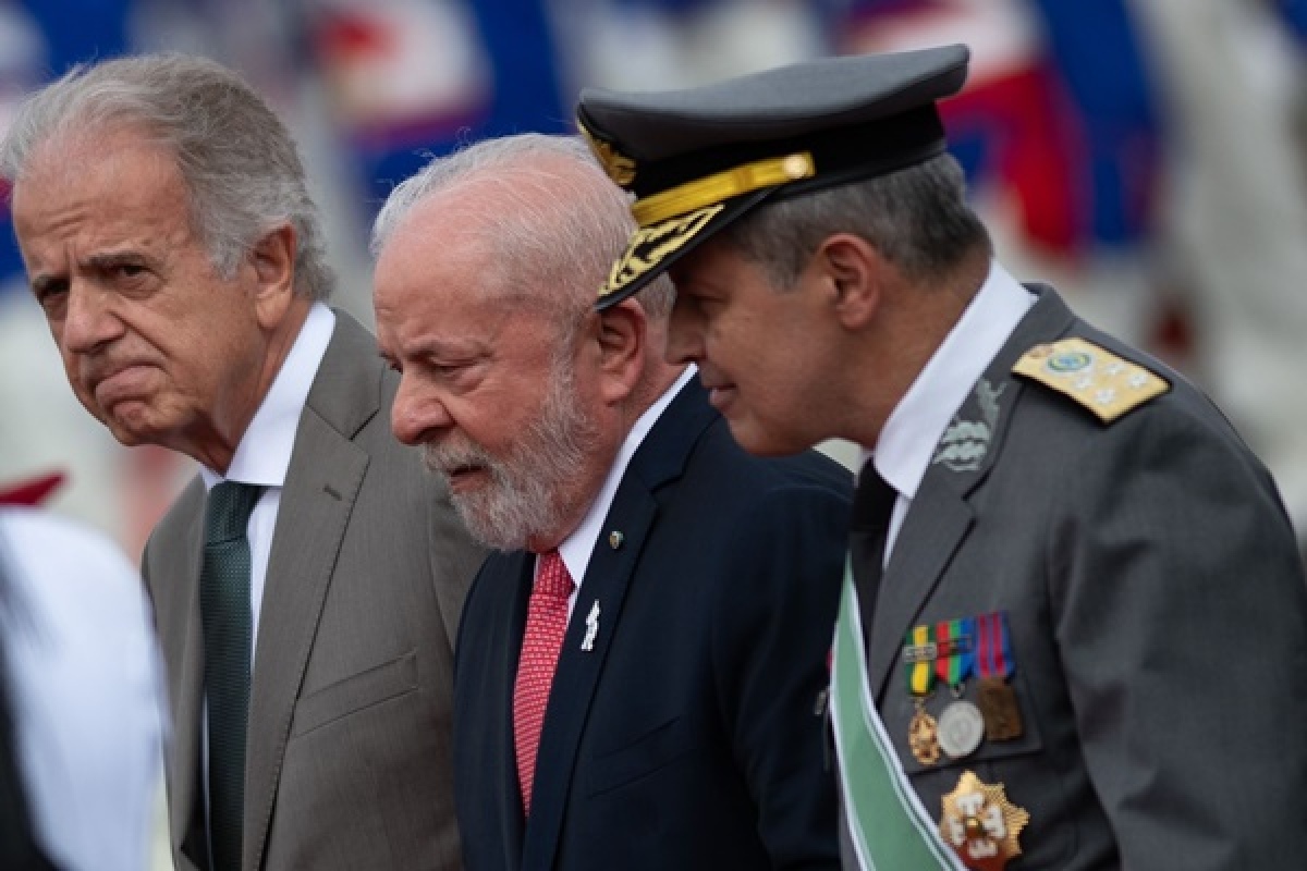O presidente Lula ao lado do comandante Tomás Ribeiro Paiva e do ministro da Defesa, José Múcio
