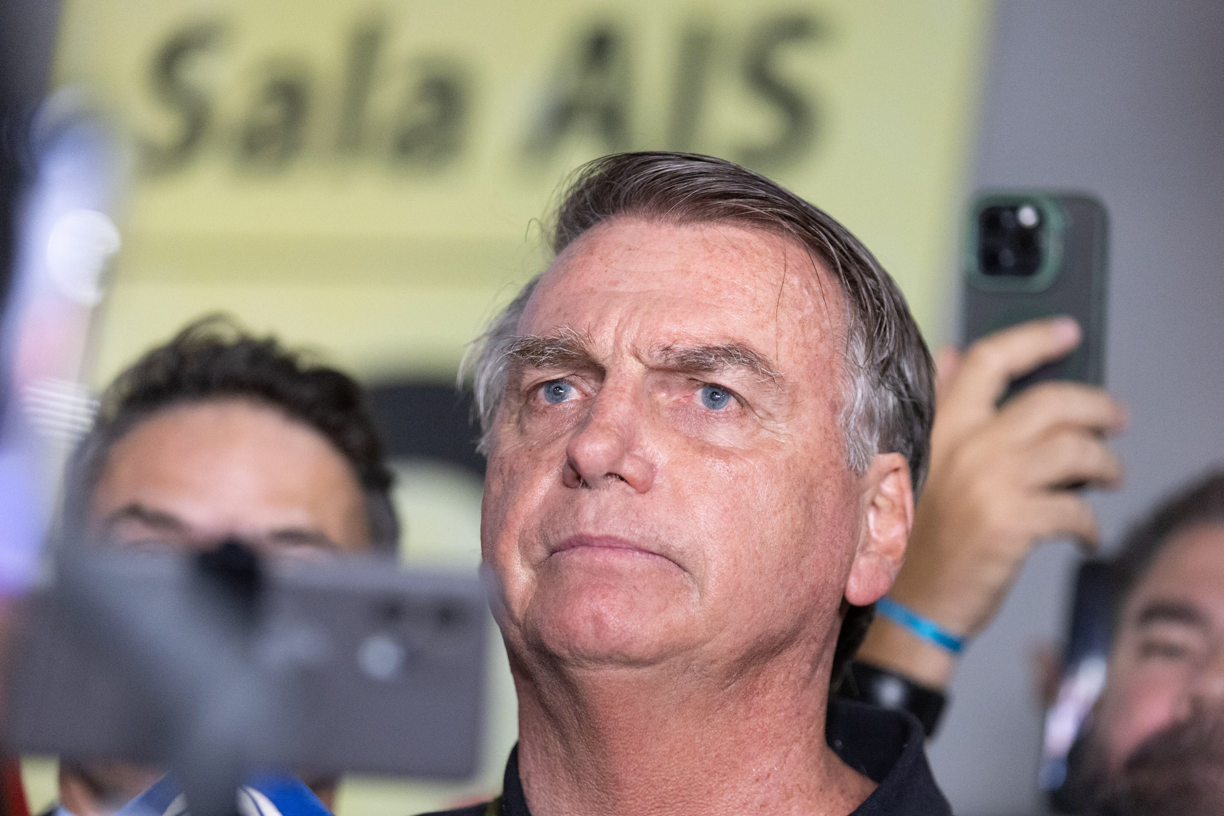Ex-presidente Jair Bolsonaro, acompanhado de autoridades, concede coletiva de imprensa no aeroporto de Brasília Metropoles a