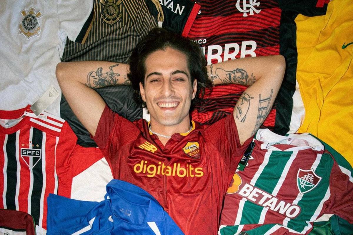 Damiano David com camisas de times de futebol