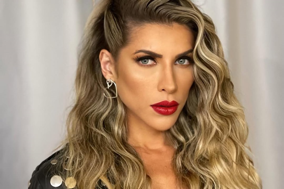 Ana Paula Minerato posa séria e de cabelos soltos para as redes sociais - Metrópoles
