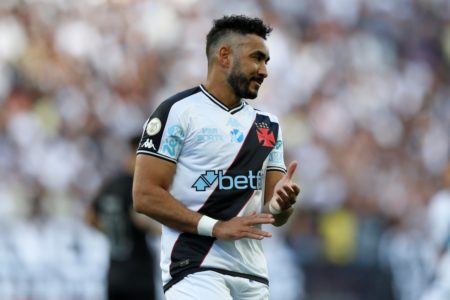 Foto colorida de Dimitri Payet, meia do Vasco, durante derrota contra o Corinthians - Metrópoles