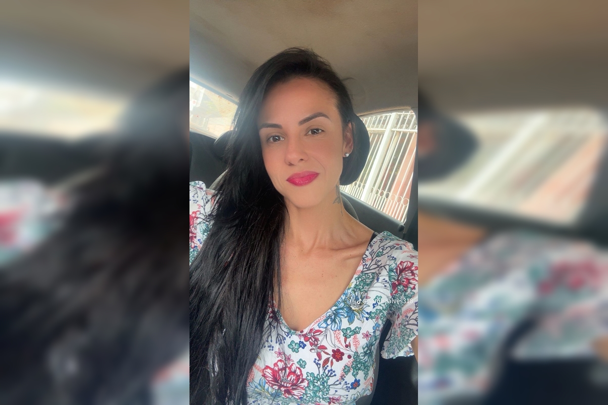 Imagem colorida de uma mulher branca, de óculos, cabelos lisos e roupa clara