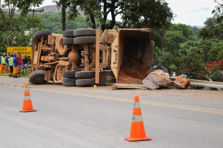 Uma criança de 9 anos morreu após um caminhão carregado de areia e pedras de grande porte tombar na DF-150, na manhã desta terça-feira (26/11). O acidente aconteceu próximo à Fercal.