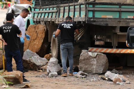 Uma criança de 9 anos morreu após um caminhão carregado de areia e pedras de grande porte tombar na DF-150, na manhã desta terça-feira (26/11). O acidente aconteceu próximo à Fercal.