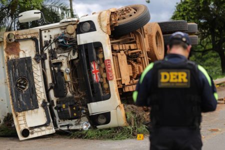Uma criança de 9 anos morreu após um caminhão carregado de areia e pedras de grande porte tombar na DF-150, na manhã desta terça-feira (26/11). O acidente aconteceu próximo à Fercal.