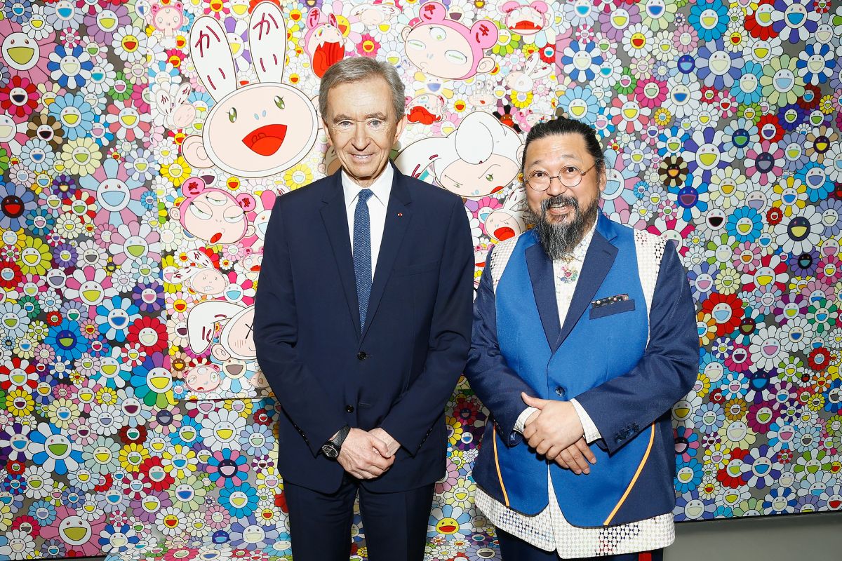 Na imagem com cor, Bernard Arnaul, dono da Louis Vuitton, com o artista japonês Takashi Murakami - metrópoles