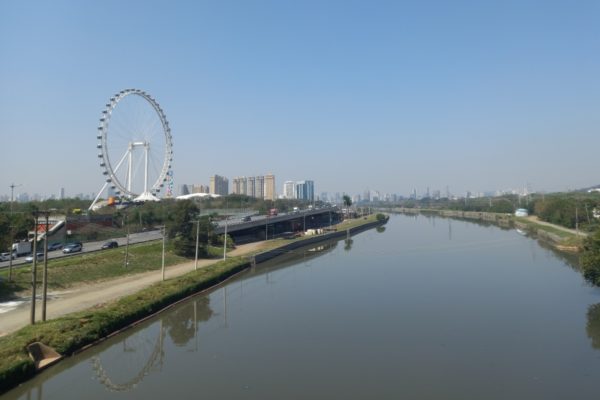 Imagem mostra Rio Pinheiros e roda gigante em São Paulo - Metrópoles