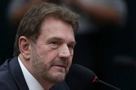 Fotografia colorida mostra o deputado federal Alberto Mourão (MDB-SP), de perfil, em frente a um microfone, durante sessão na Câmara dos Deputados - Metrópoles