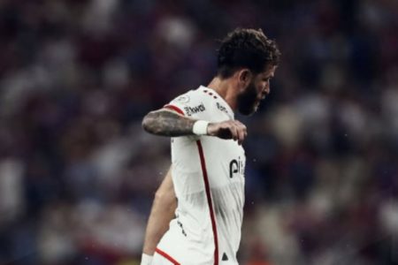 Imagem colorida de Léo Pereira em duelo entre Fortaleza e Flamengo- Metrópoles