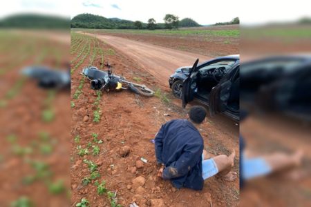 Foto colorida de carro com apreensão de homem em área rural