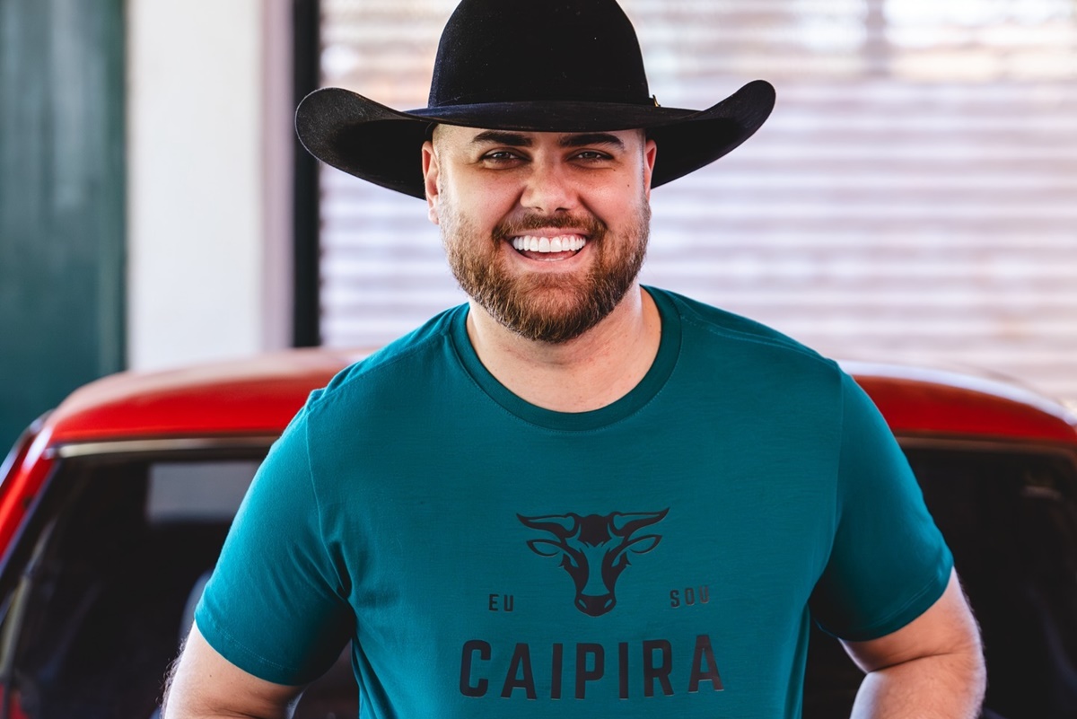Zé Neto posa de camiseta temática e chapéu - Metrópoles