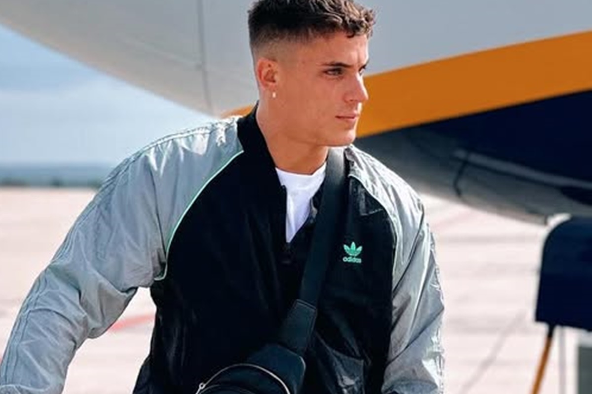Tiago Ramos posa para as redes sociais no aeroporto - Metrópoles