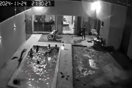 Câmera registra momento em que homem invade festa e tenta cometer chacina