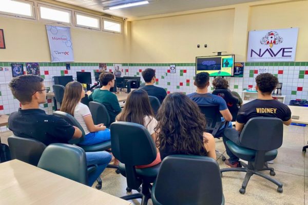 Imagem colorida, alunos vendo a aula em Instituo Federal - Metrópoles