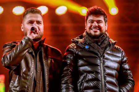 Zé Neto e Cristiano são clicados durante uma de suas apresentações - Metrópoles
