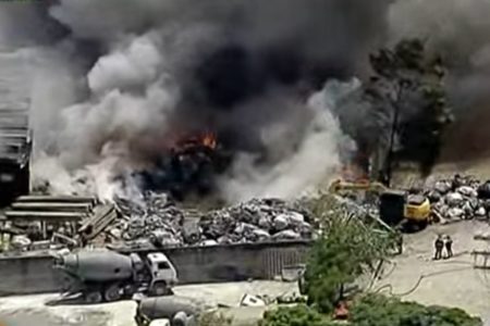 Incêndio atinge galpão de recicláveis em Itaquaquecetuba, região metropolitana de São Paulo. - Metrópoles