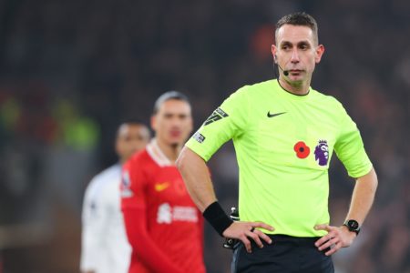 Foto colorida de David Coote, em jogo entre Liverpool e Aston Villa - Metrópoles