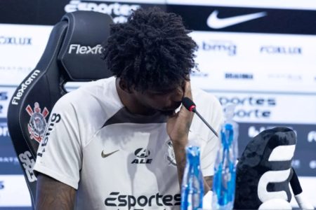 Foto colorida de Hugo Souza, goleiro do Corinthians, em coletiva de imprensa - Metrópoles