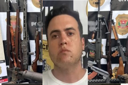 Foto colorida de homem sério, branco, sem barba e cabelo curto no centro, sobre reprodução de apreensão de armas de grosso calibre, encostadas em parede - Metrópoles