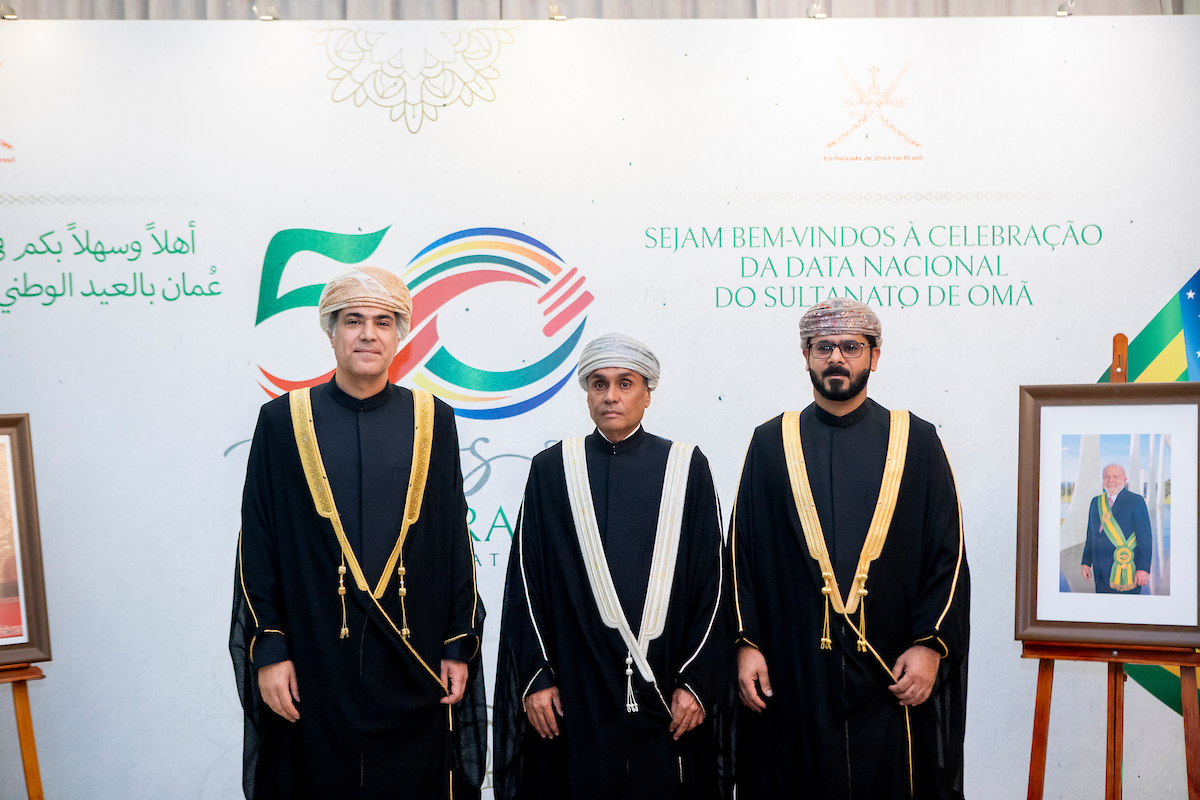 Embaixador do Omã, Talal Alrahbi; ministro Abdulmohsin Alojaili; e o primeiro-Secretário, Tariq Almahdhor