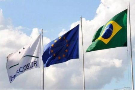 Imagem colorida, bandeiras entre o acordo Mercosul e UE