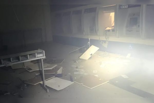 Imagem colorida de explosão em caixa eletrônico no Paraná - Metrópoles
