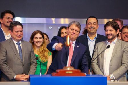 Imagem colorida mostra Tarcísio de Freitas batendo martelo durante leilão de trecho da Nova Raposo - Metrópoles