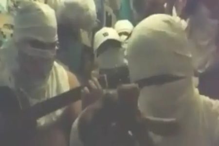 Imagem colorida de integrantes da facção Nova Okaida - Metrópoles