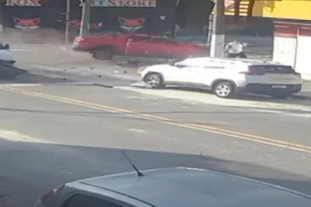 Homem escapa por pouco de atropelamento após batida com ambulância. - Metrópoles