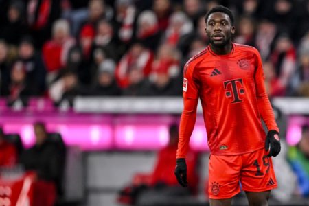 Foto colorida de Alphonso Davies, do Bayern de Munique - Metrópoles