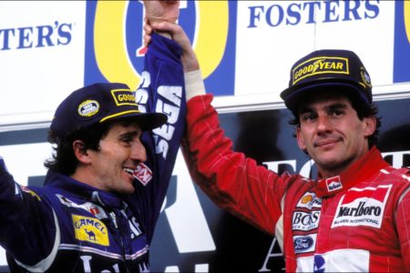 Foto colorida de Ayrton Senna ao lado do rival, Alain Prost, no pódio do GP da Austrália de 1993 - Metrópoles