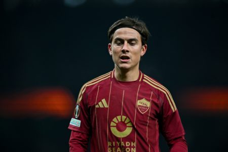 Foto colorida de Paulo Dybala, atacante da Roma - Metrópoles