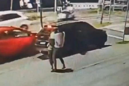 Imagem colorida de homem sendo sequestrado antes de ser morto. Metrópoles