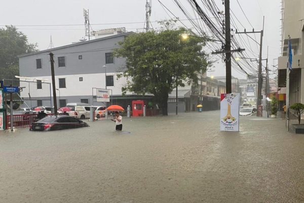 Imagem coloria de ruas alagadas na Tailândia após forte temporal atingir a região e causar inundações - Metrópoles