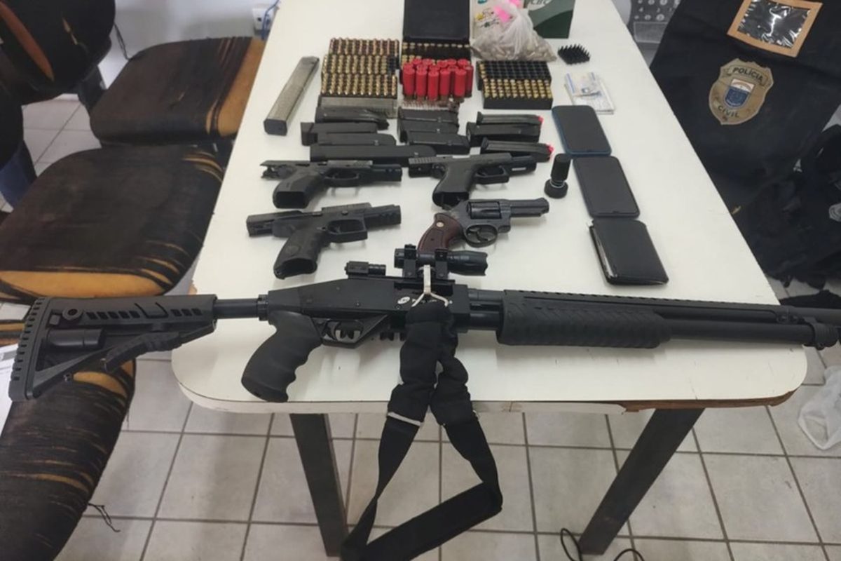 Imagem colorida de armas e drogas apreendidos - Metrópoles